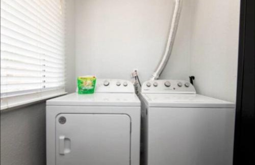 Los Angeles Apartamento | Charming 2BR Condo with Onsite Parking Included