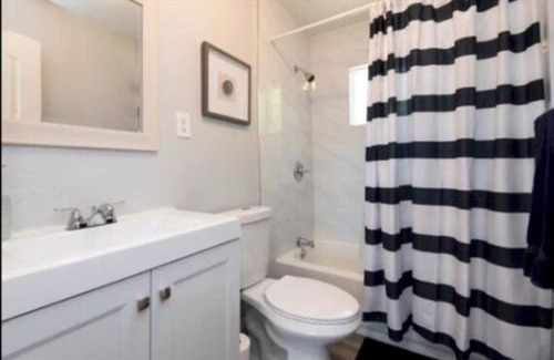 Los Angeles Apartamento | Charming 2BR Condo with Onsite Parking Included