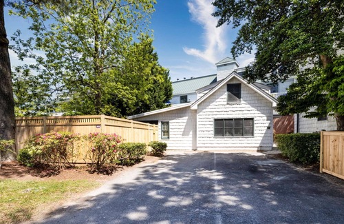South Rehoboth Apartamento | Charming 2BR Cottage | Porch & Full Kitchen
