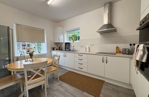 Crawley Cabaña | Charming 2BR Cottage - Fully Furnished - 10min LGW