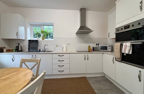 Crawley Cabaña | Charming 2BR Cottage - Fully Furnished - 10min LGW