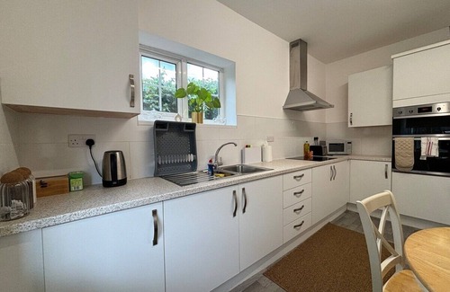 Crawley Cabaña | Charming 2BR Cottage - Fully Furnished - 10min LGW