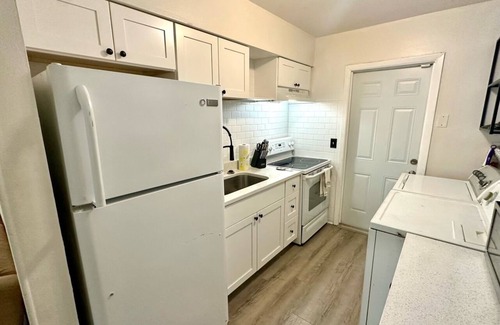 Pinellas Park Apartamento | Charming 2BR Duplex Unit near St. Pete! Fast Wi-Fi, Pet Friendly!