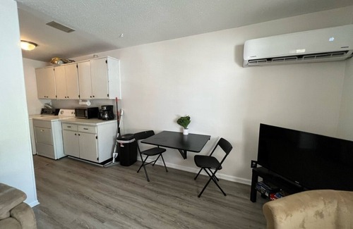 Pinellas Park Apartamento | Charming 2BR Duplex Unit near St. Pete! Fast Wi-Fi, Pet Friendly!
