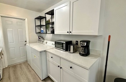 Pinellas Park Apartamento | Charming 2BR Duplex Unit near St. Pete! Fast Wi-Fi, Pet Friendly!