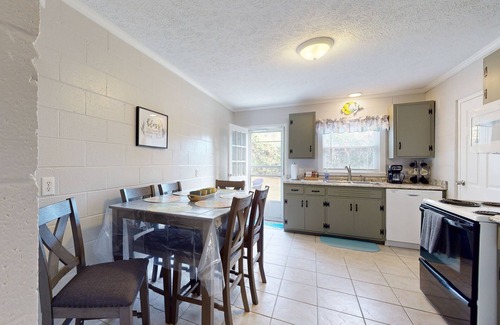 Wilmington Casa | Charming 2BR Duplex with high speed internet and close to local attractions