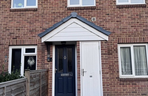 Abbey Condominio | Charming 2BR Home Minutes from central London