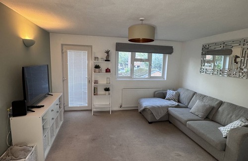Abbey Condominio | Charming 2BR Home Minutes from central London