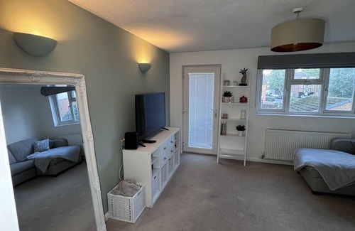 Abbey Condominio | Charming 2BR Home Minutes from central London