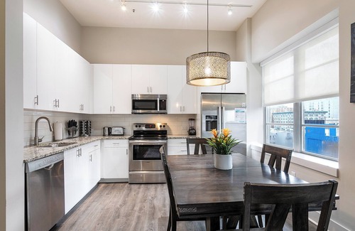 Central Business District Apartamento | Charming 2BR Retreat Steps from the French Quarter