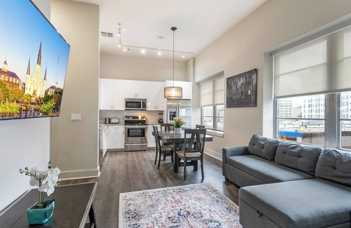 Central Business District Apartamento | Charming 2BR Retreat Steps from the French Quarter