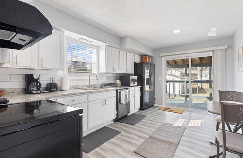 Lansing Casa | Charming 2BR South Lansing Retreat Close to MSU & Downtown
