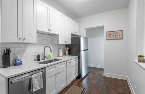 East Albany Park Apartamento | Charming 2BR Stay Ideal for Long or Short Visits
