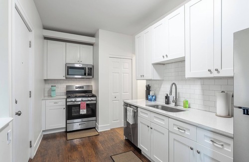 East Albany Park Apartamento | Charming 2BR Stay Ideal for Long or Short Visits