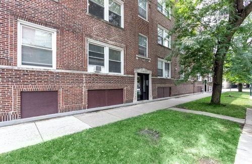 East Albany Park Apartamento | Charming 2BR Stay Ideal for Long or Short Visits