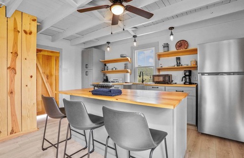 Locustville Cabina | Charming 2BR with Fire Pit on Farm - 10 Min to Wharf