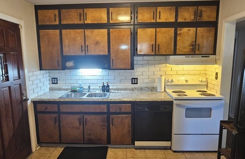 Jacksonville Casa | Charming 3/1 home in Jacksonville, 8 min to Stadium with Large Screen Porch