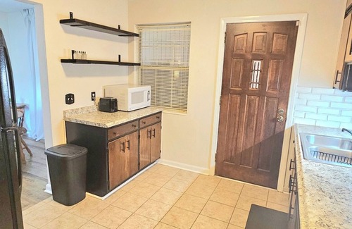 Jacksonville Casa | Charming 3/1 home in Jacksonville, 8 min to Stadium with Large Screen Porch