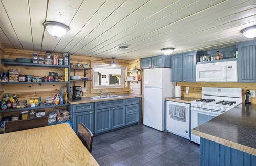 Boyne City Cabina | Charming 3-bdrm cabin with office fitness room in Boyne City 2 mi from Boyne mtn