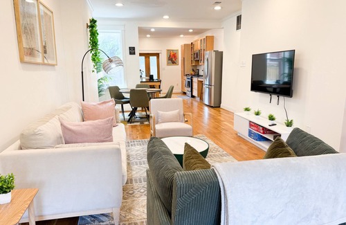 Kingman Park Cama Y Desayuno | Charming 3 Bed, 3 Bath B&B in Vibrant Capitol Hill.