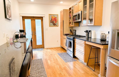 Kingman Park Cama Y Desayuno | Charming 3 Bed, 3 Bath B&B in Vibrant Capitol Hill.