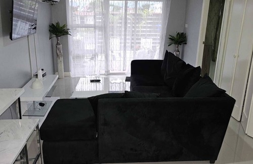 Portmore Apartamento | Charming 3-Bed Apartment in Portmore with pool