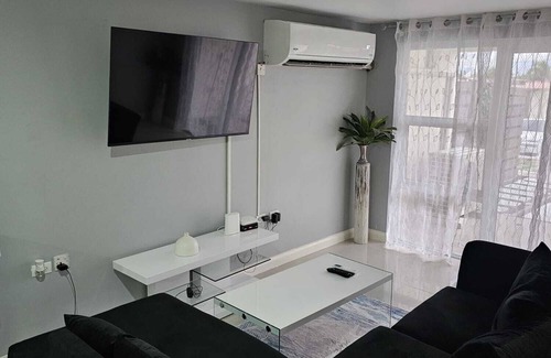 Portmore Apartamento | Charming 3-Bed Apartment in Portmore with pool