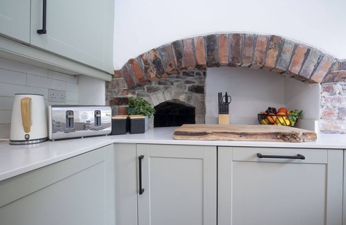 Gilwern Cabaña | Charming 3-Bed Cottage by the River Usk