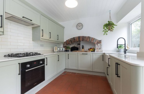 Gilwern Cabaña | Charming 3-Bed Cottage by the River Usk