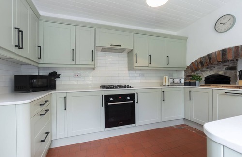 Gilwern Cabaña | Charming 3-Bed Cottage by the River Usk