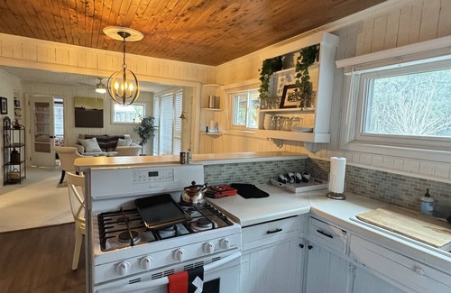 Shallotte Cabaña | Charming 3 bed cottage on Saucepan Creek near Ocean Isle beaches!!