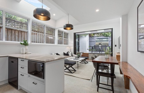 Balmain Casa | Charming 3-bed Cottage with a Courtyard