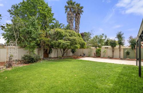 Werribee Casa | Charming 3-Bed Family Home with Amazing Garden