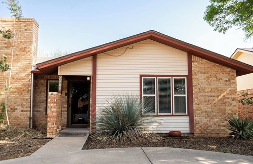 Lubbock Casa | Charming 3-Bed Furnished Home w/Backyard, Washer/Dryer & Formal Dining