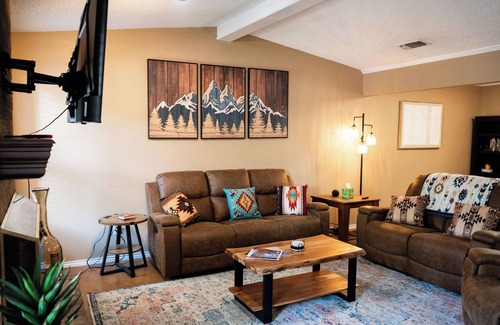 Lubbock Casa | Charming 3-Bed Furnished Home w/Backyard, Washer/Dryer & Formal Dining