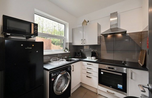 Croham Apartamento | Charming 3 bed, garden, parking, Gatwick easy access