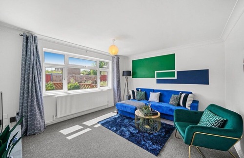 Peterborough Casa | Charming 3 Bed House in Peterborough with Parking