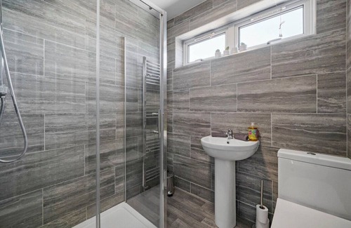 Peterborough Casa | Charming 3 Bed House in Peterborough with Parking