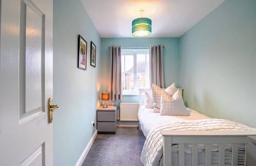 Milton Malsor Casa | Charming 3-bed Home with Parking, Sky TV & WiFi