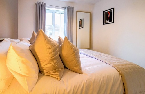 Milton Malsor Casa | Charming 3-bed Home with Parking, Sky TV & WiFi