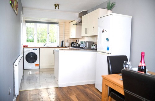 Willenhall Casa | Charming 3-Bed Home in Midlands, Ideal for Contractors, Families, and Friends!"