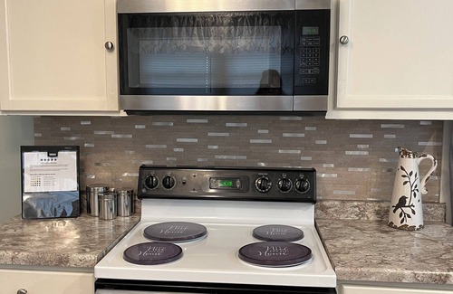 Terre Haute Casa | Charming 3 bed. home w/ AC, WiFi Close to Hospitals, Rose & ISU. Pet friendly