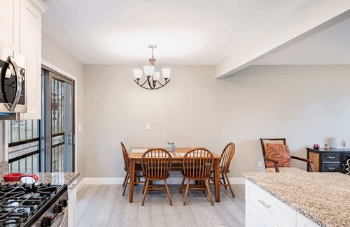 Romulus Casa | Charming 3-Bed Stay, Airport 10 Min, Pets OK
