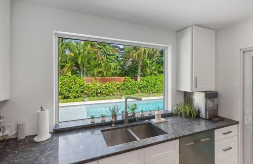 Island Estates Casa | Charming 3-bedroom house in amazing Lake Worth Beach with WiFi, AC, private pool