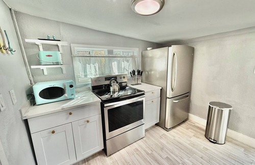 Lake Worth Cabaña | Charming 3-bedroom cottage in Lake Worth Beach w. Enclosed Backyard & BBQ!