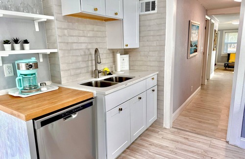 Lake Worth Cabaña | Charming 3-bedroom cottage in Lake Worth Beach w. Enclosed Backyard & BBQ!
