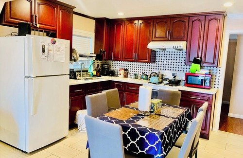 Bassett Casa | Charming 3-bedroom house with AC in Avocado Heights