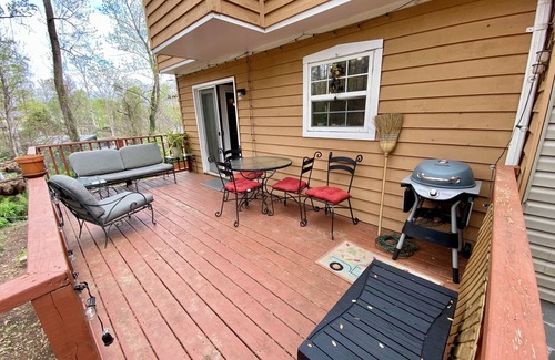 Fry's Spring Casa | Charming 3-bedroom townhome with WiFi, back deck and fire pit. Minutes from UVA