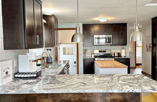 North Tonawanda Casa | Charming 3-bedroom house with AC, WiFi in lovely North Tonawanda