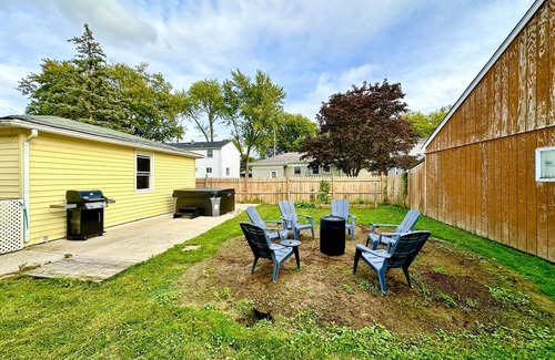 North Tonawanda Casa | Charming 3-bedroom house with AC, WiFi in lovely North Tonawanda
